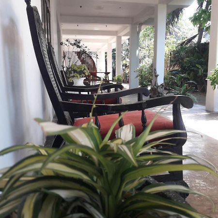 Sea Front Hikkaduwa Apartment Ngoại thất bức ảnh