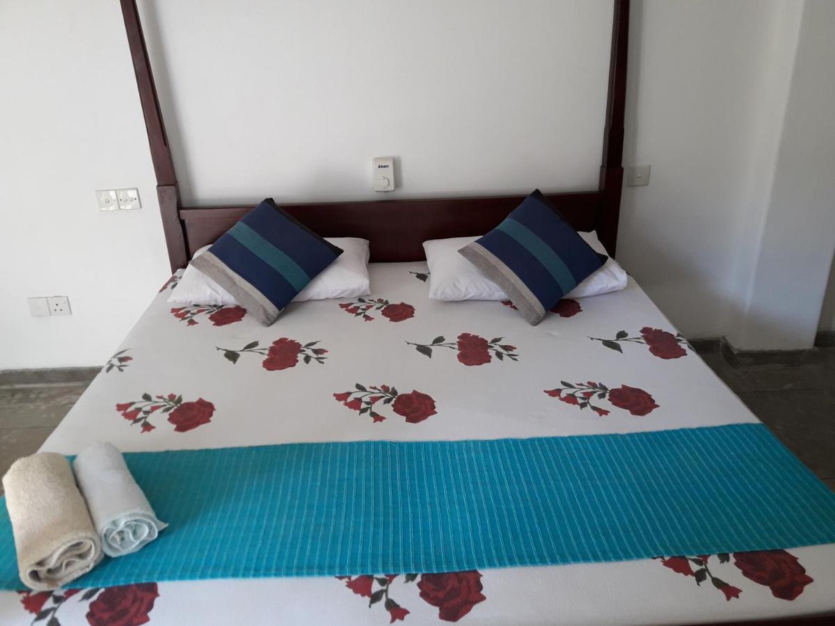 Sea Front Hikkaduwa Apartment Ngoại thất bức ảnh