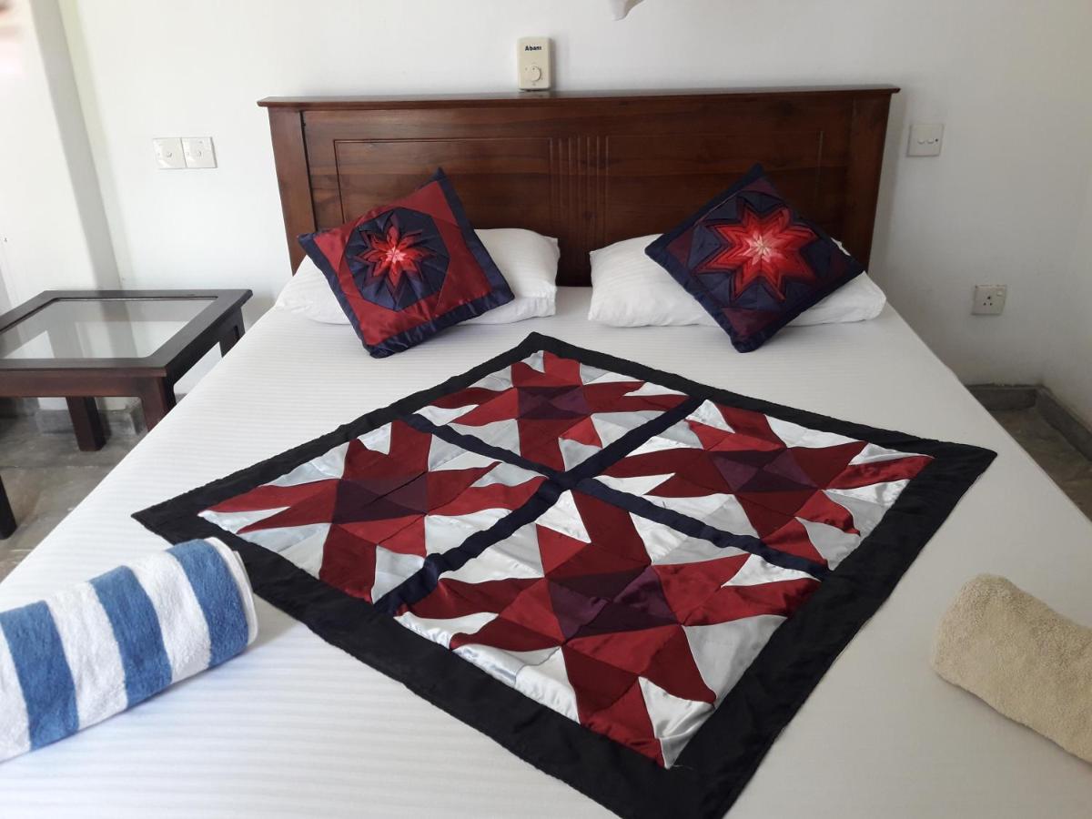 Sea Front Hikkaduwa Apartment Ngoại thất bức ảnh